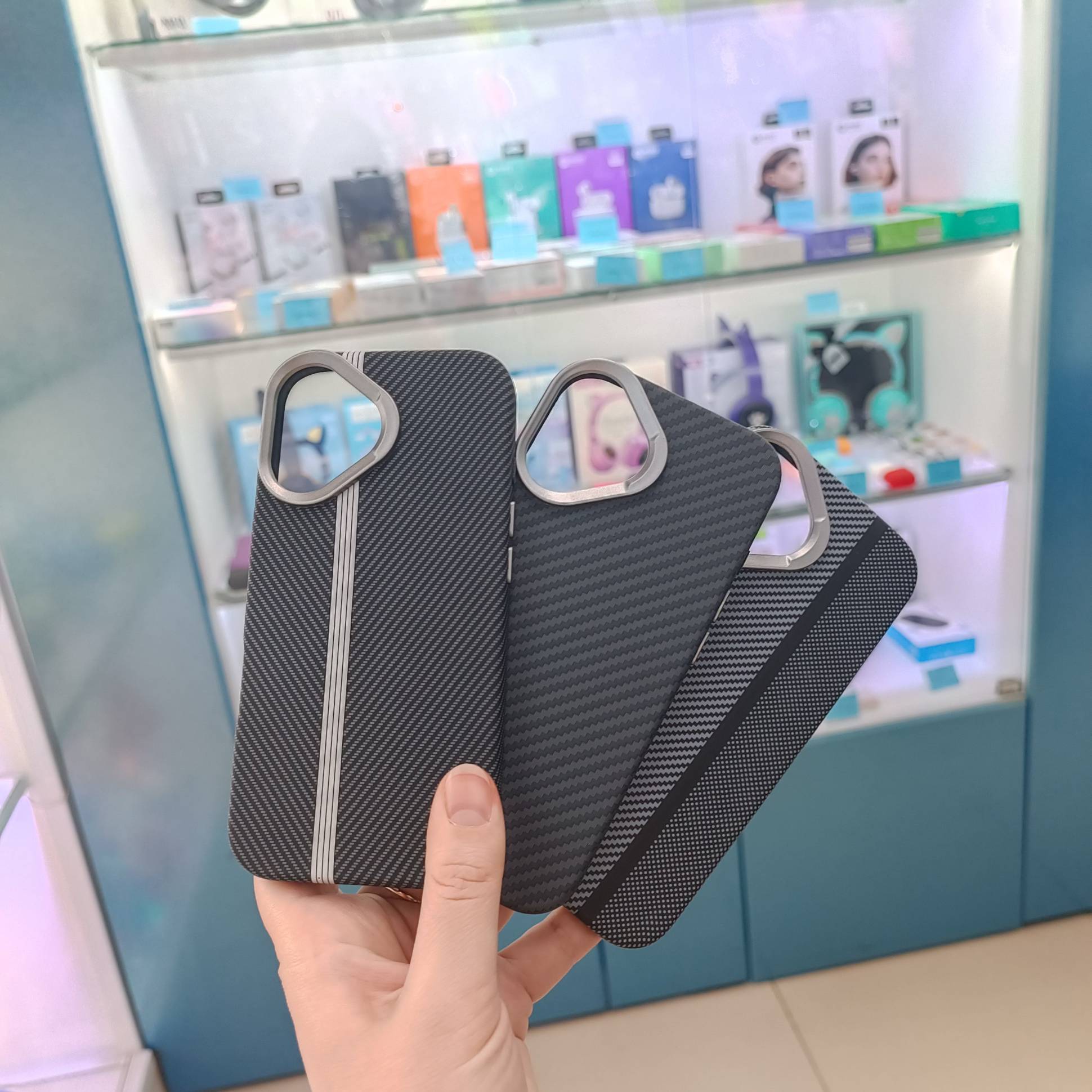 33059 iPhone 16 защитная крышка-чехол под карбон