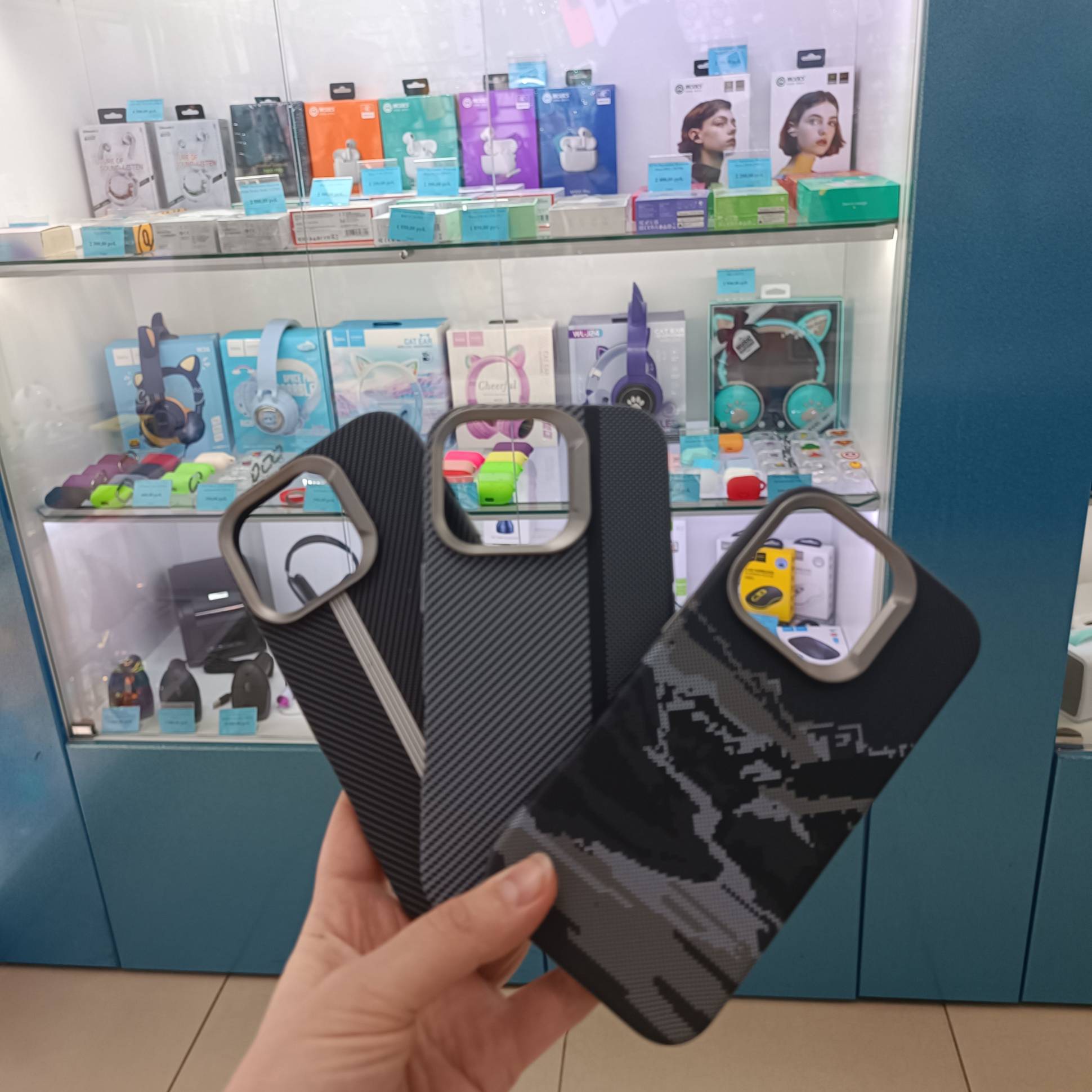 33060 iPhone 16Pro защитная крышка-чехол под карбон