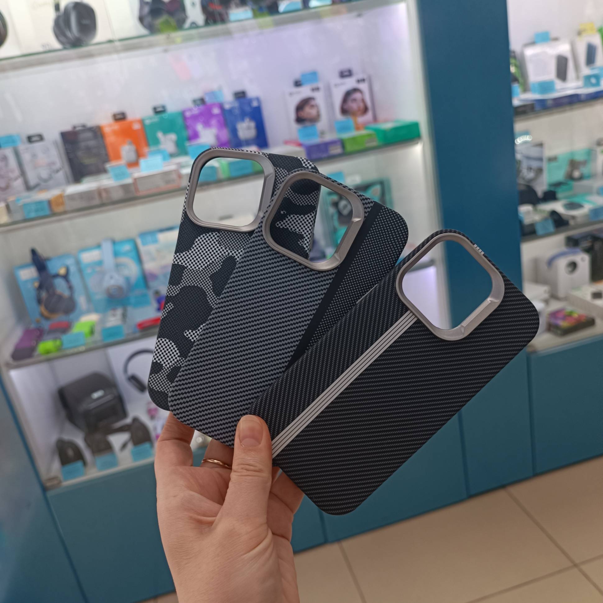 32065 iPhone 14Pro защитная крышка-чехол, под карбон