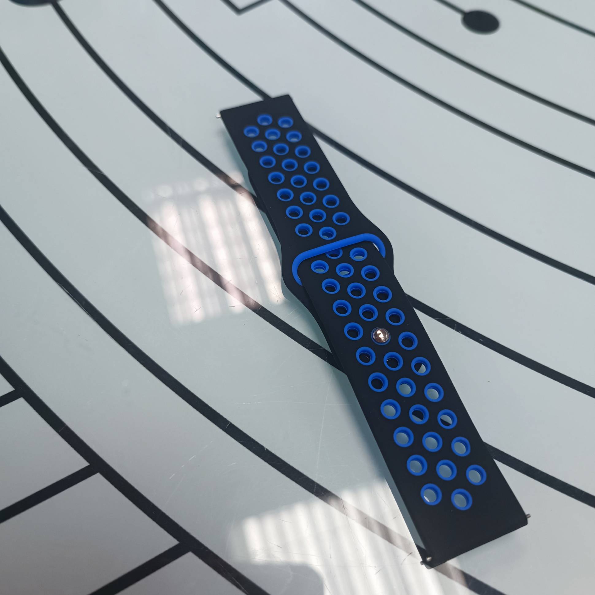38058 Ремешок для часов 22mm, силикон перфорированный
