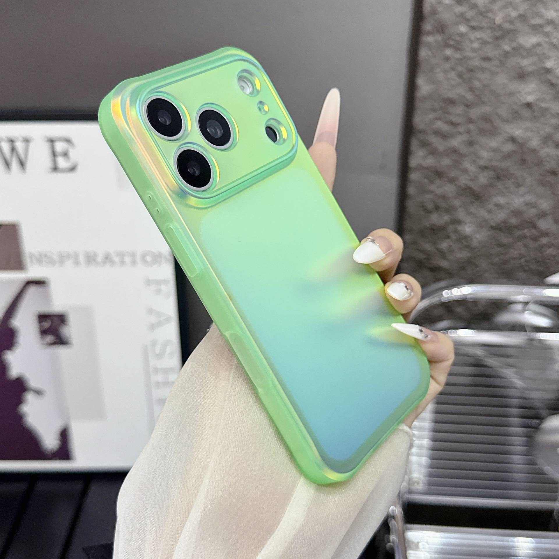 38778 iPhone 15 защитная крышка-чехол, переливающийся