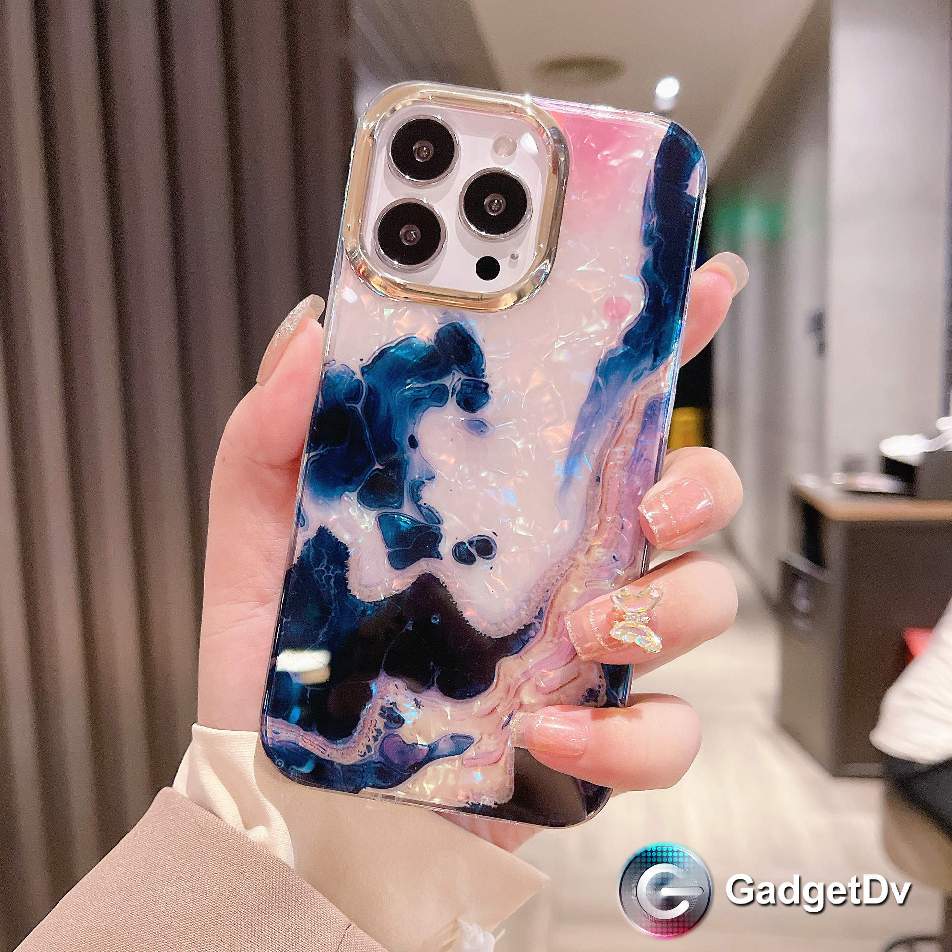 84224 iPhone 11 защитная крышка-чехол, перелив.