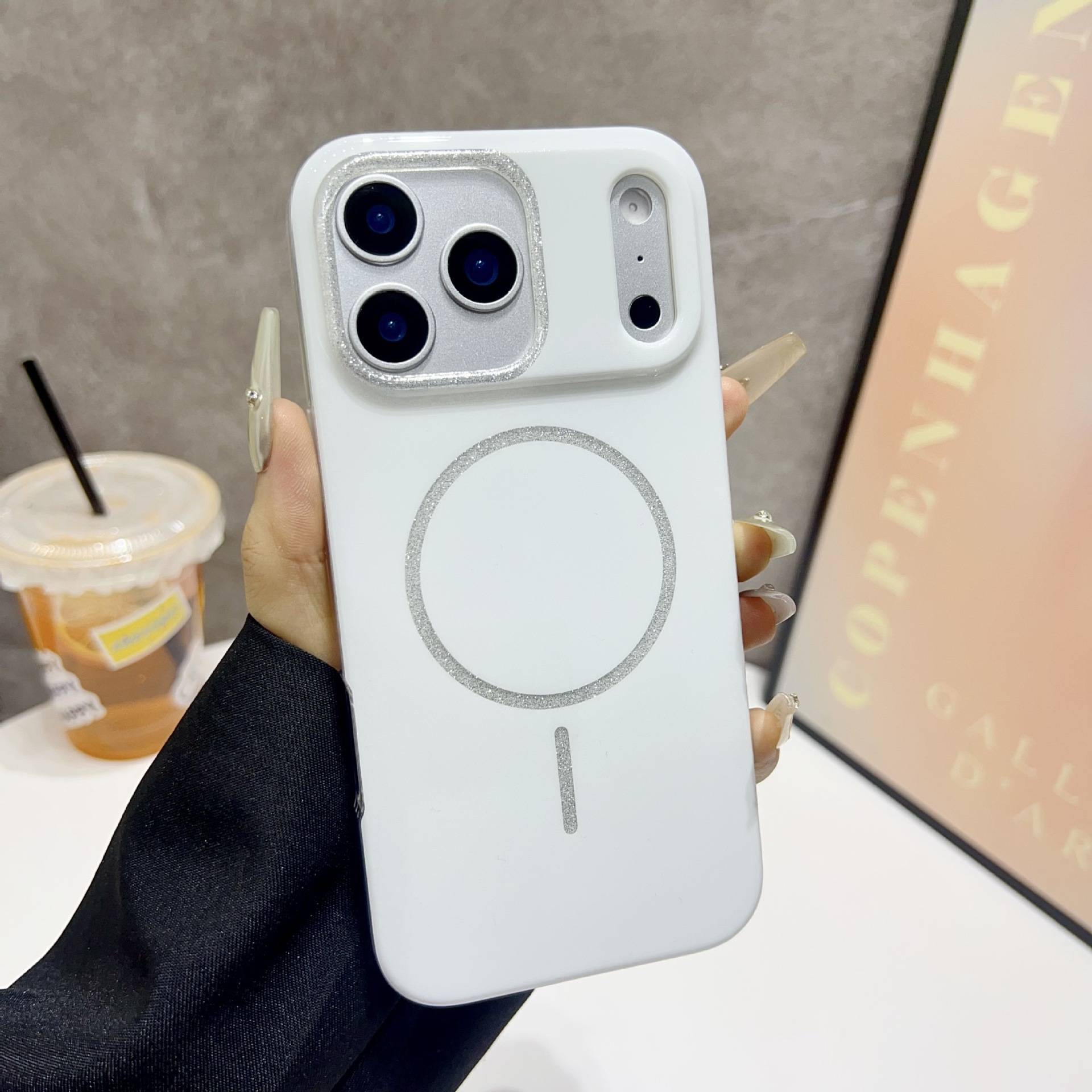 38937 Защитная крышка iPhone 15Pro однотонный блестки MagSafe