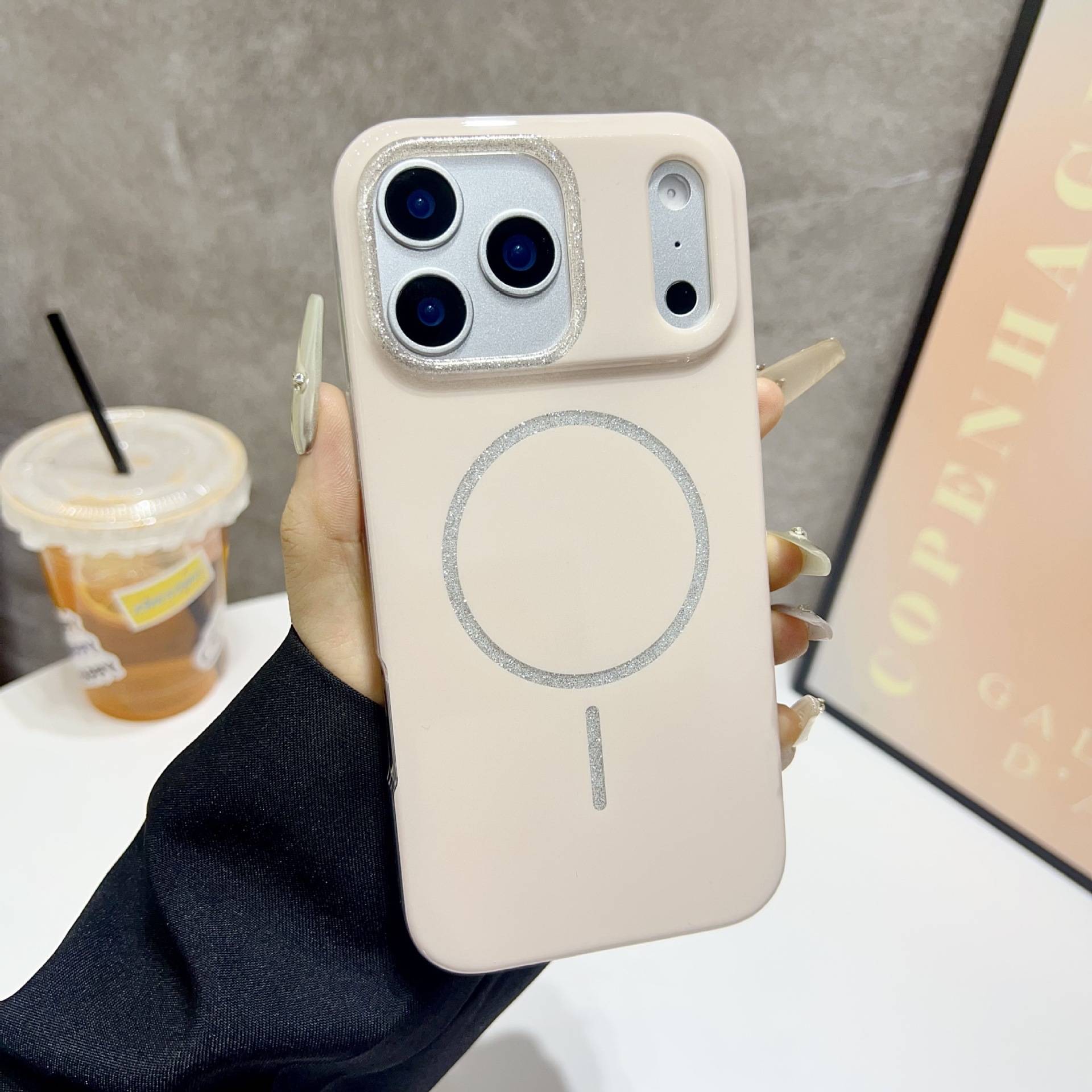 38935 iPhone 16 защитная крышка-чехол блестки с MagSafe
