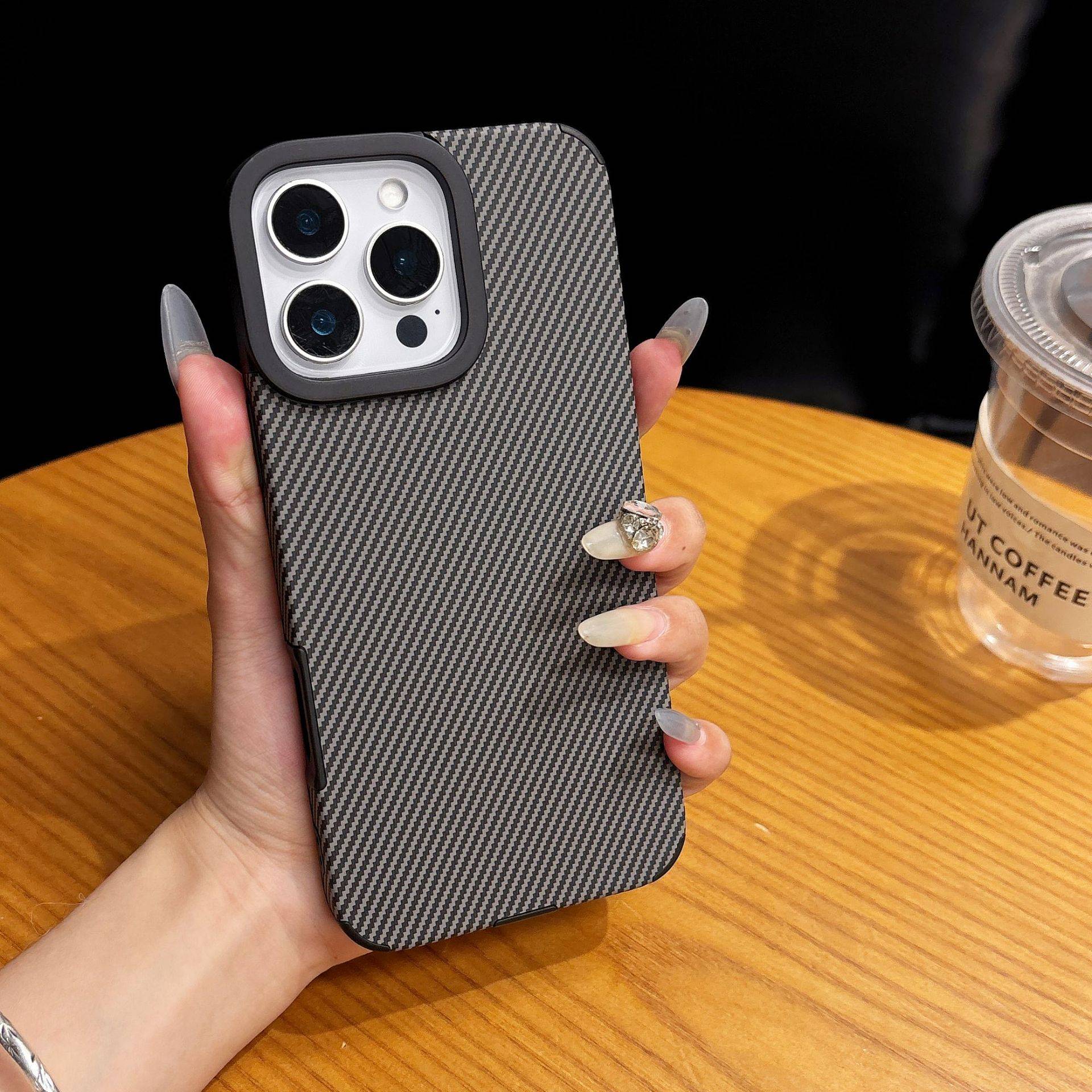 37079 iPhone 15 ProMax защитная крышка-чехол, под карбон силикон
