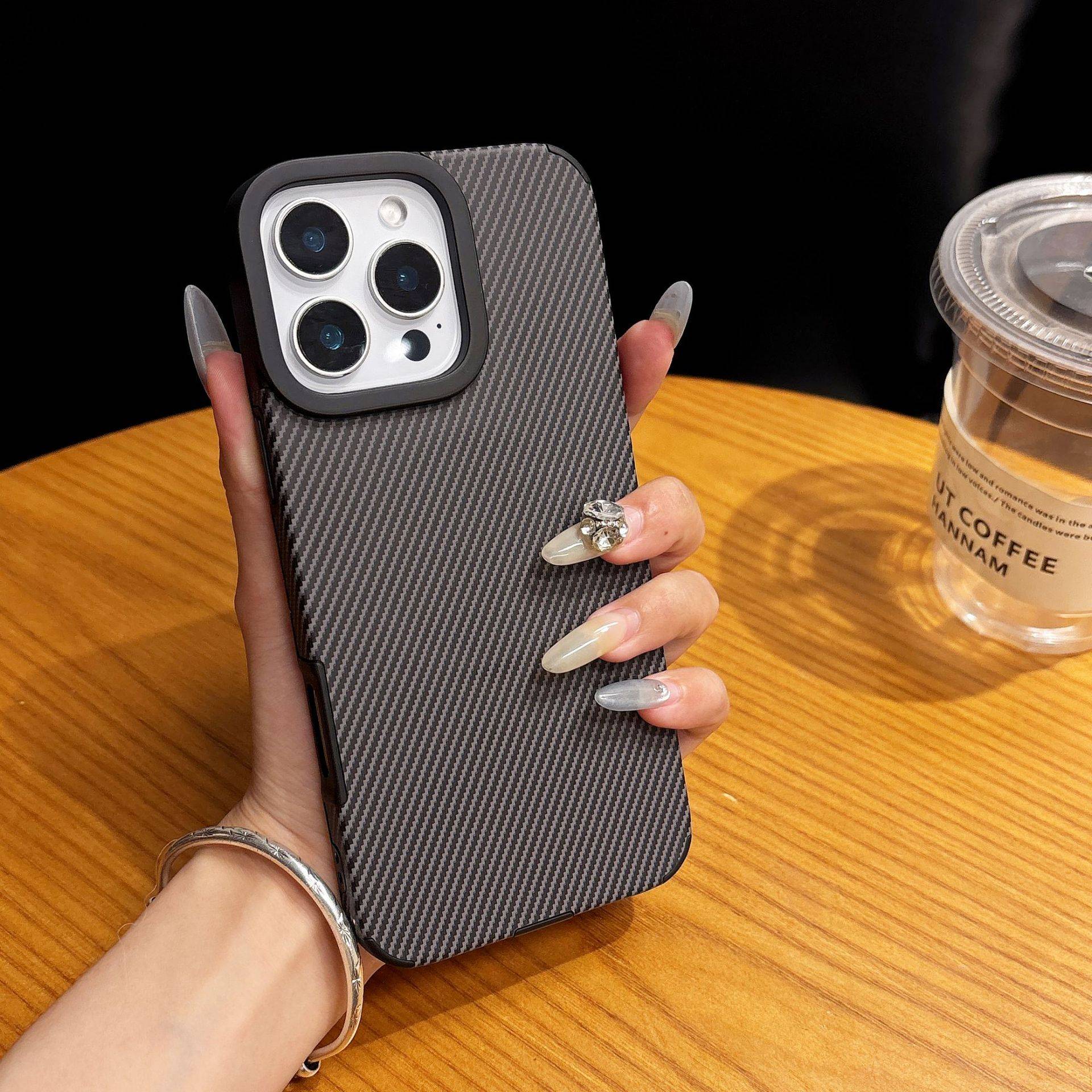 37079 iPhone 15 ProMax защитная крышка-чехол, под карбон силикон