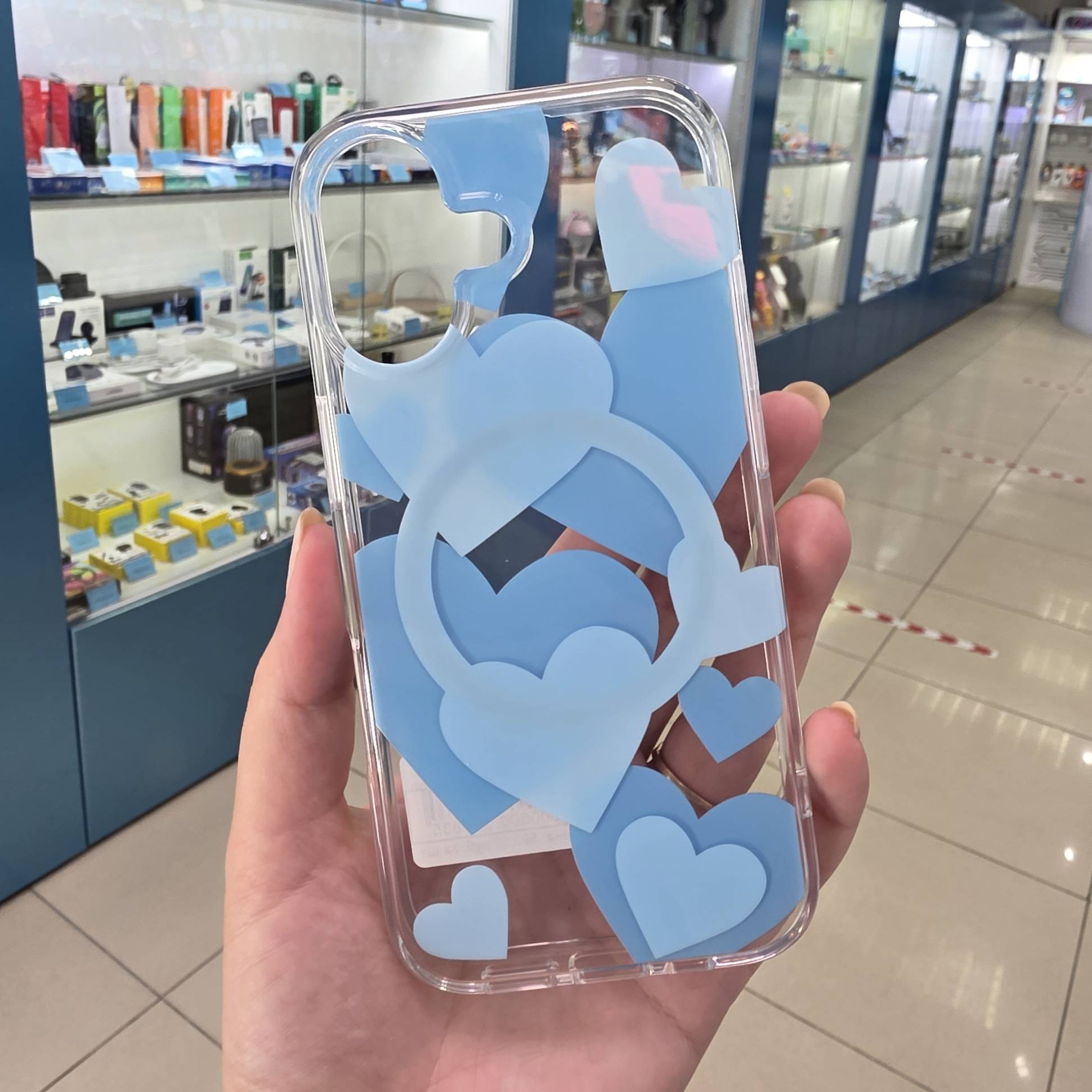 38924 iPhone 17 защитная крышка-чехол "Сердца"