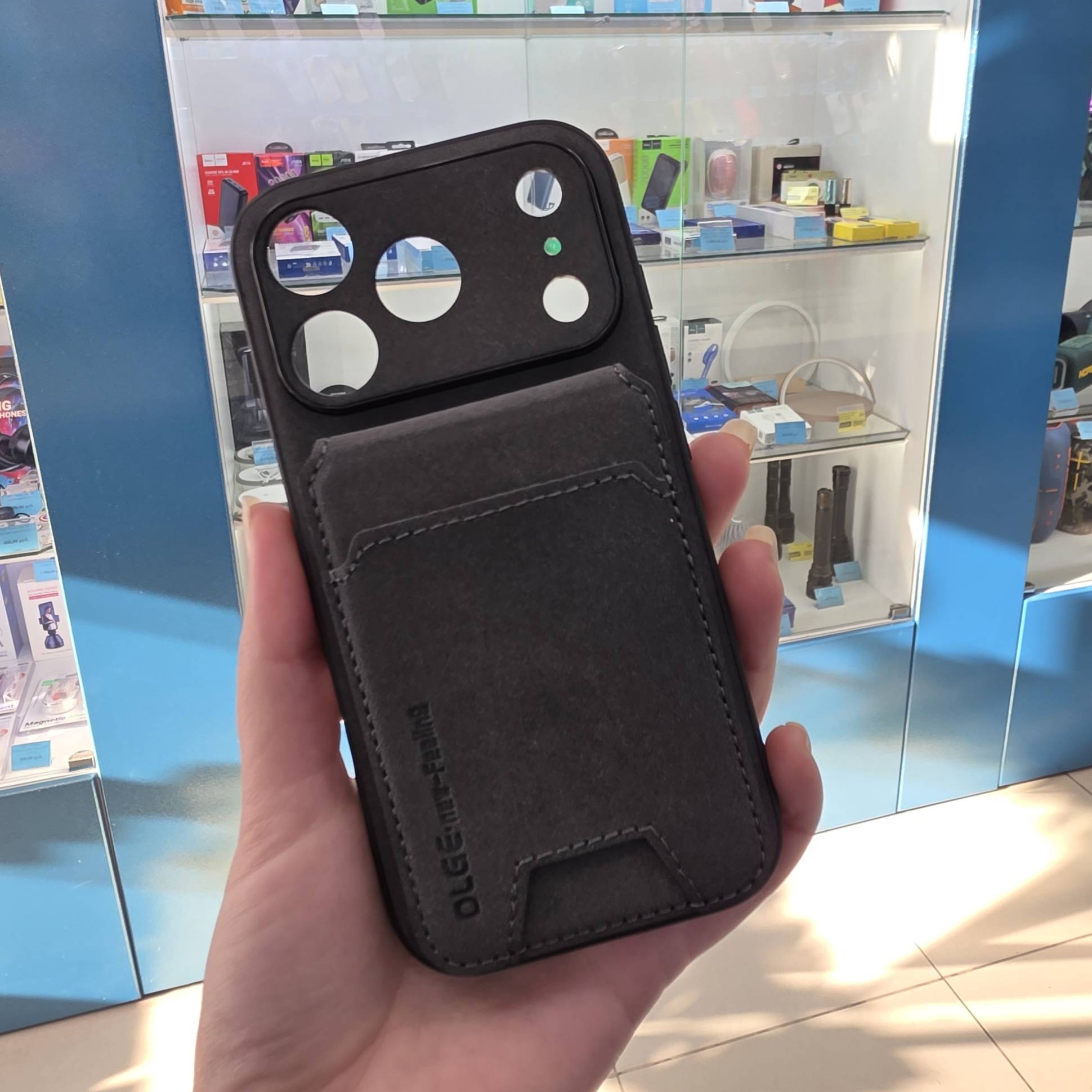38694 iPhone 17Pro защитная крышка-чехол OLGE
