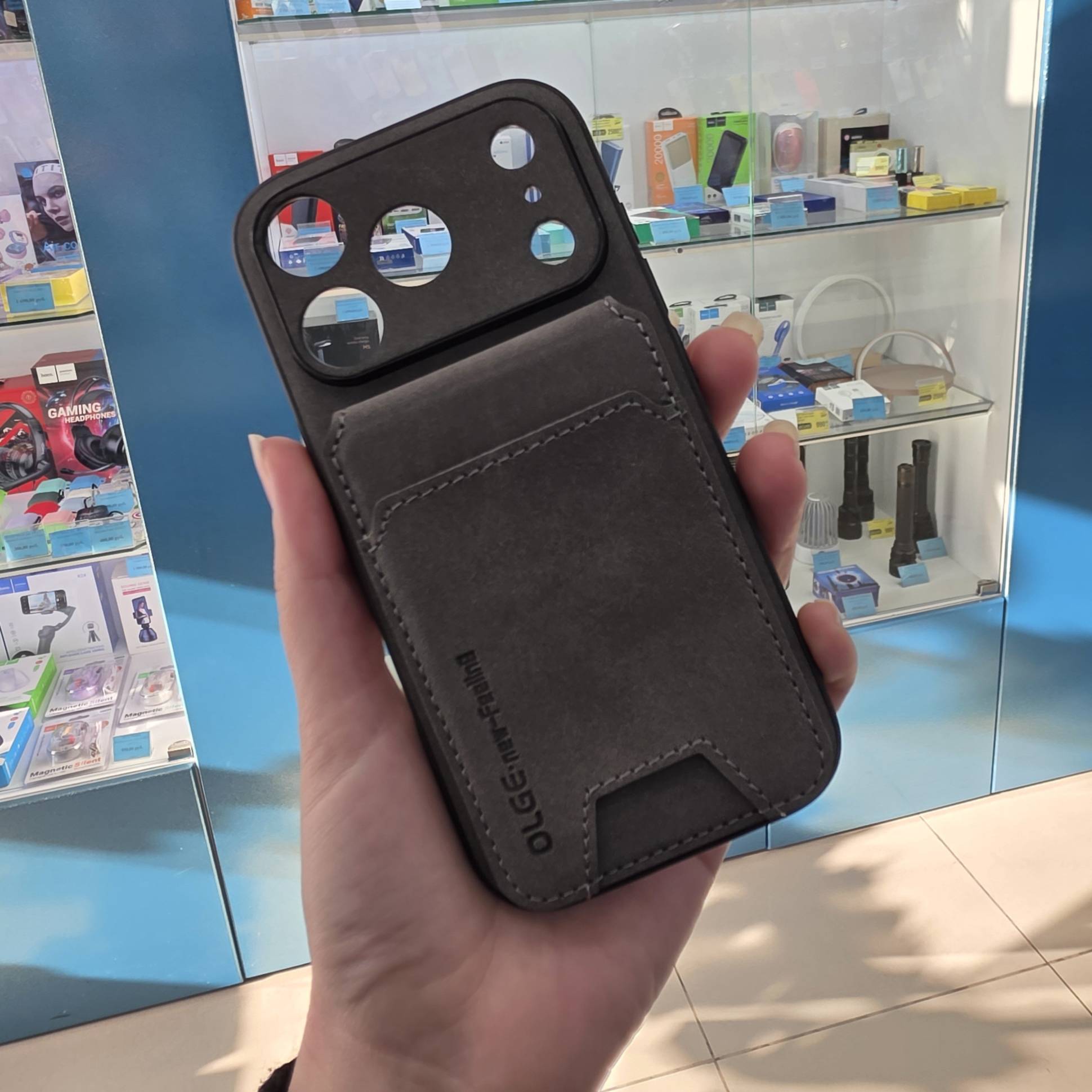 38694 iPhone 17Pro защитная крышка-чехол OLGE