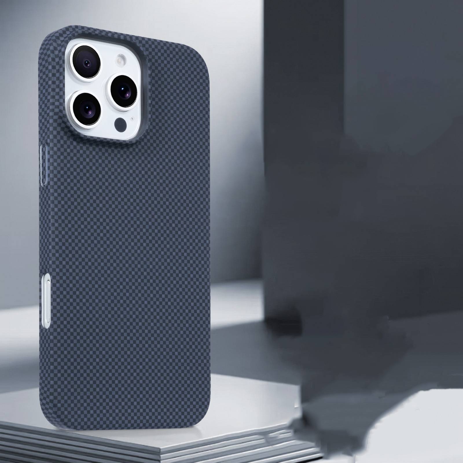 38600 iPhone 16Pro защитная крышка-чехол пластик под карбон