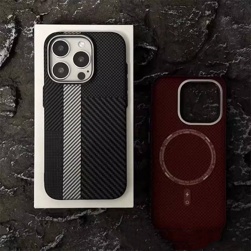 32074 Защитная крышка iPhone 15Pro под карбон MagSafe