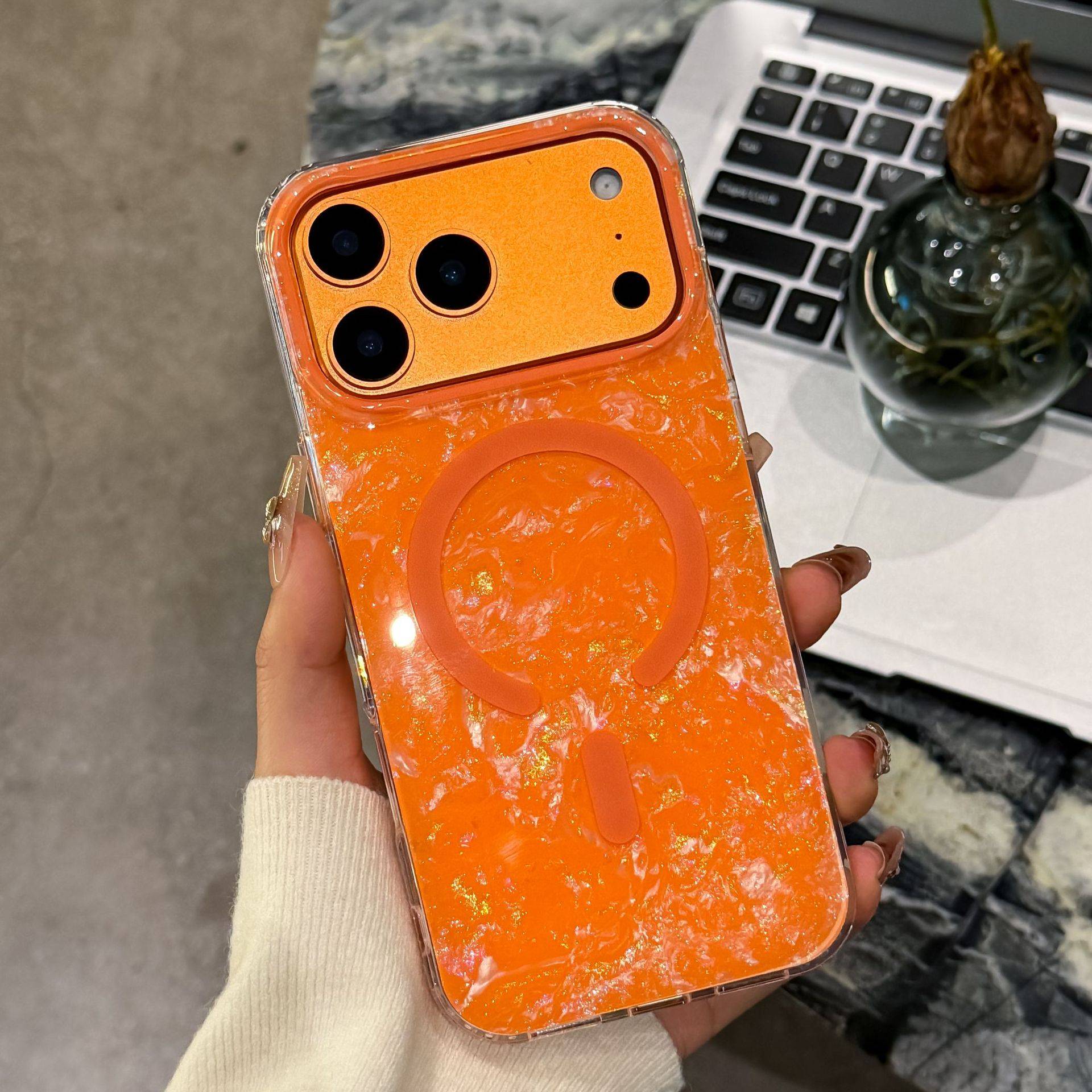 38842 iPhone 17Pro защитная крышка-чехол перелив с MagSafe