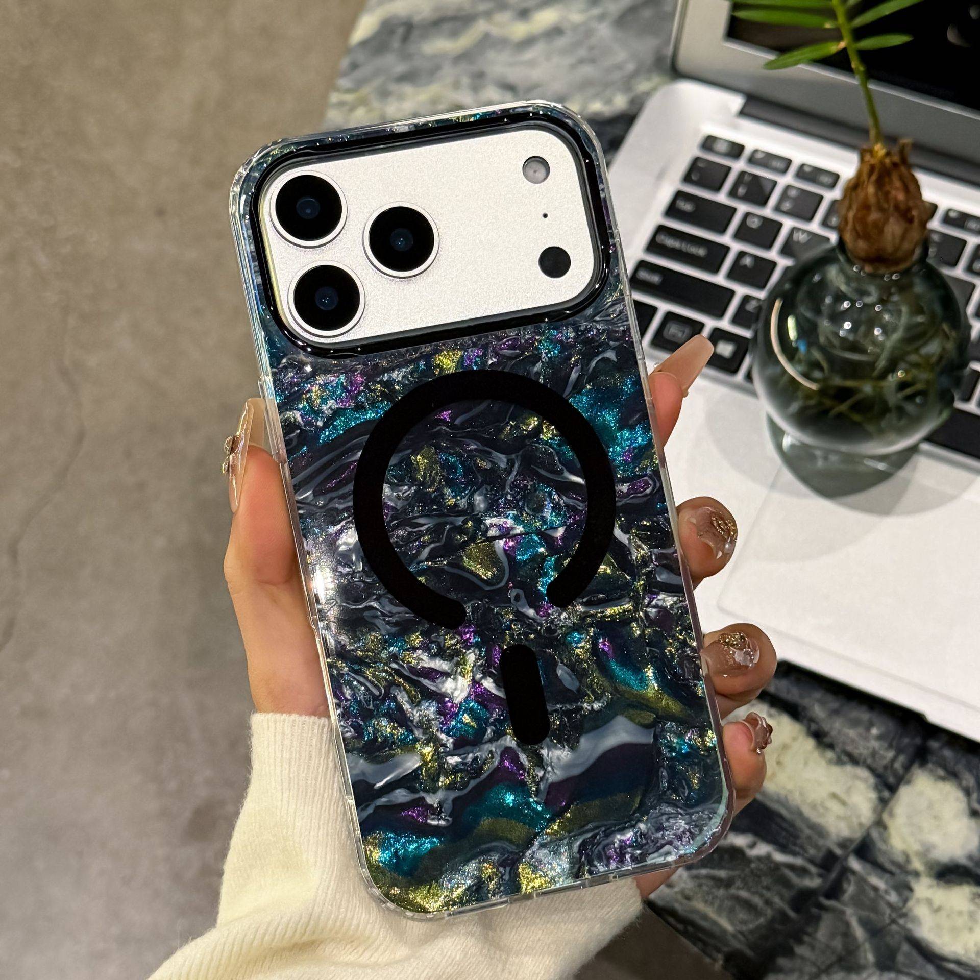 38842 iPhone 17Pro защитная крышка-чехол перелив с MagSafe