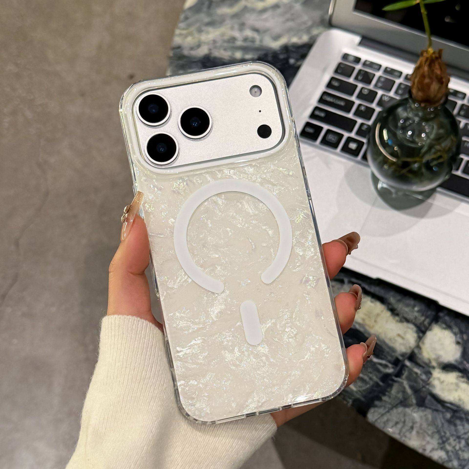 38842 iPhone 17Pro защитная крышка-чехол перелив с MagSafe