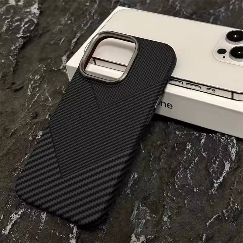 32078 iPhone 16 защитная крышка-чехол под карбон MagSafe