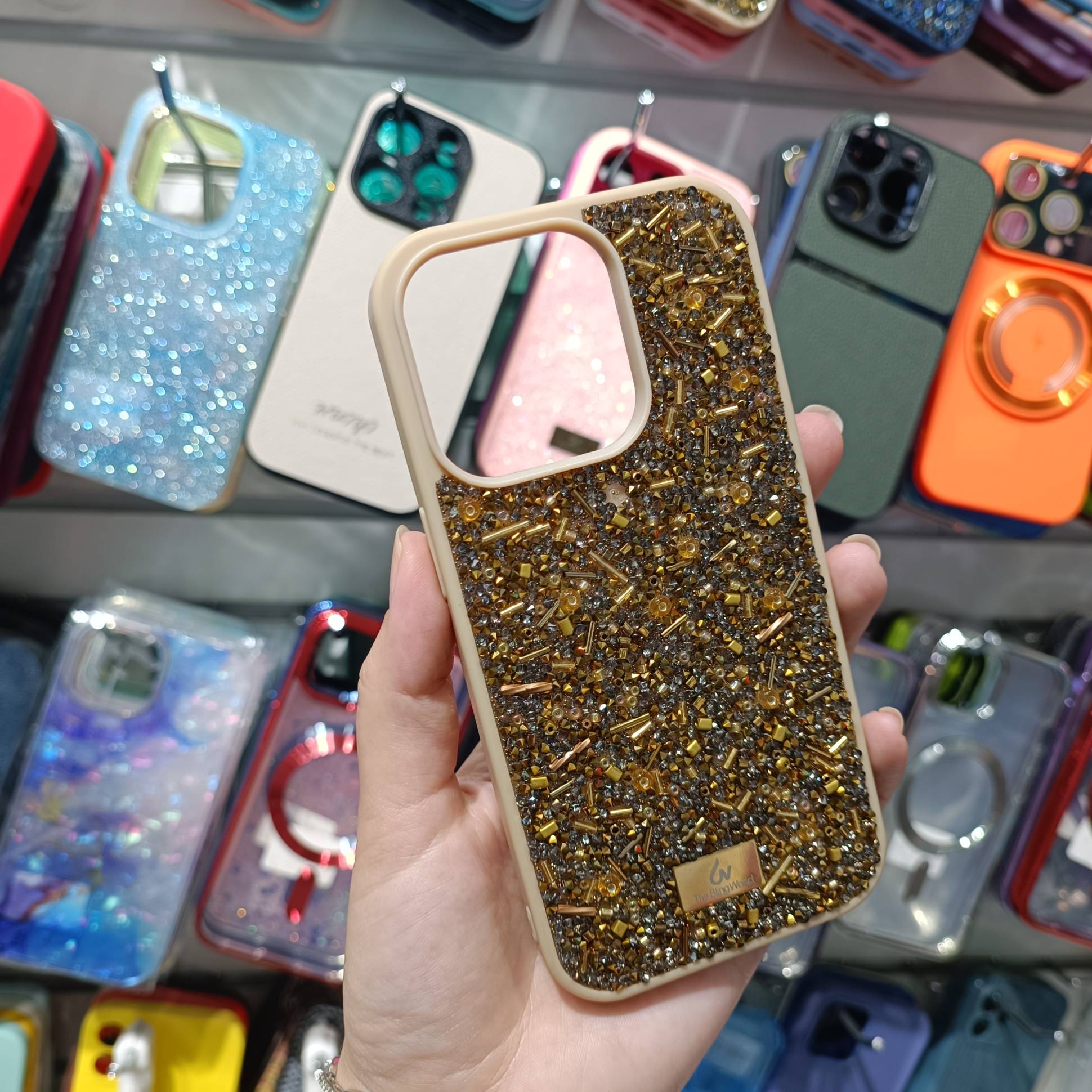 27130 iPhone 15Pro pащитная крышка-чехол BlingWorld