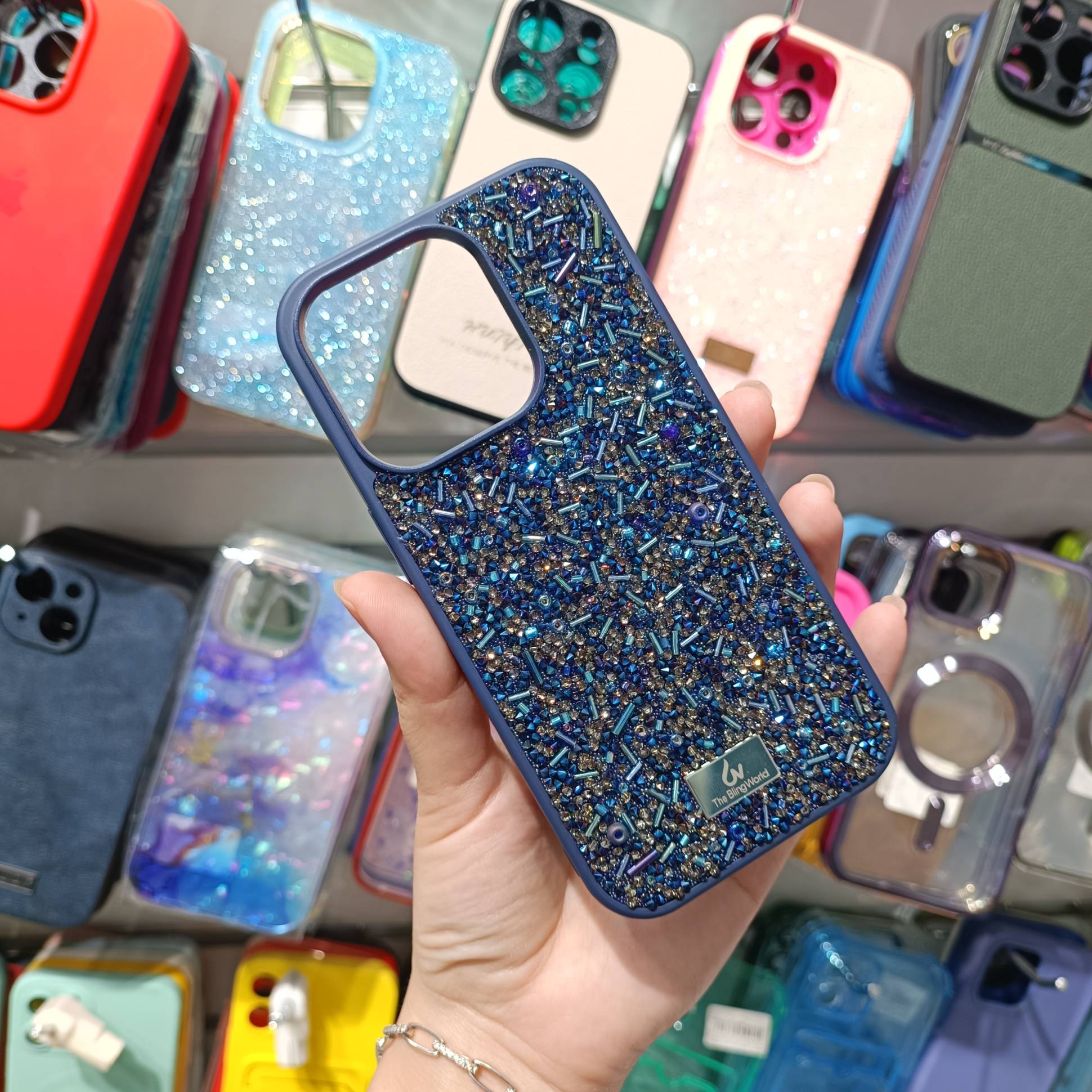 27130 iPhone 15Pro pащитная крышка-чехол BlingWorld