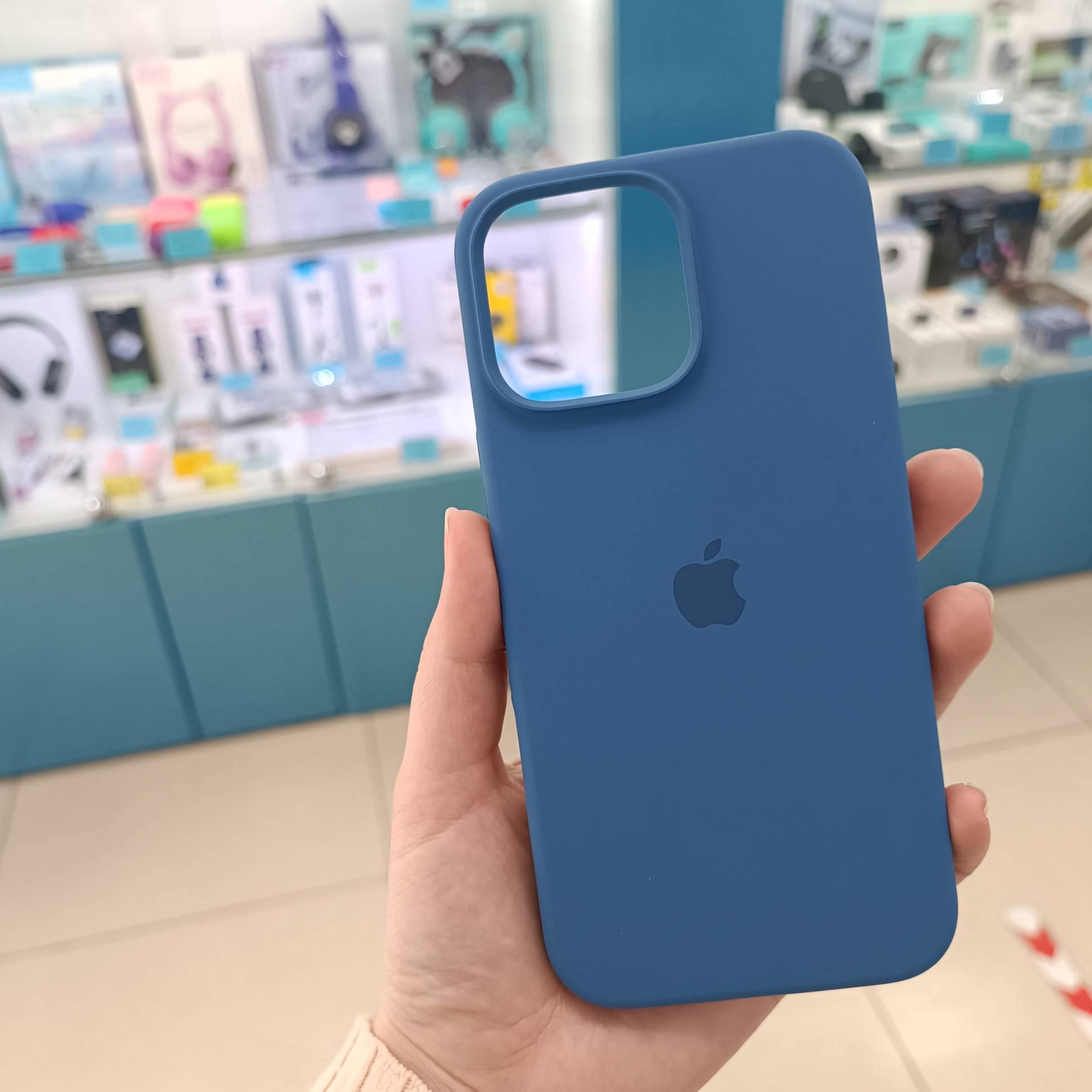 31029 iPhone 16 ProMax защитная крышка-чехол Silicone Cace с логотипом