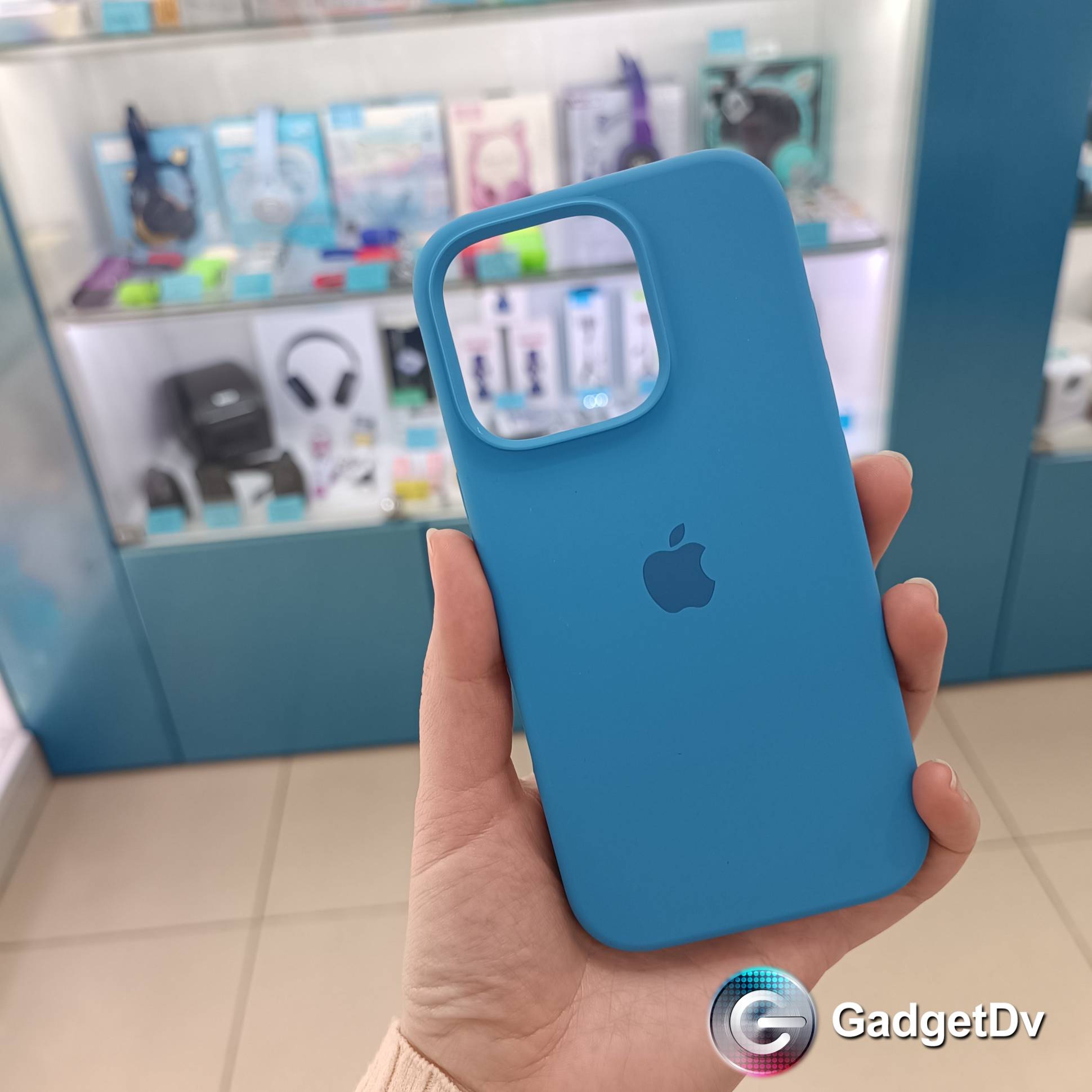 31028 iPhone 16Pro защитная крышка-чехол Silicone Case с логотипом