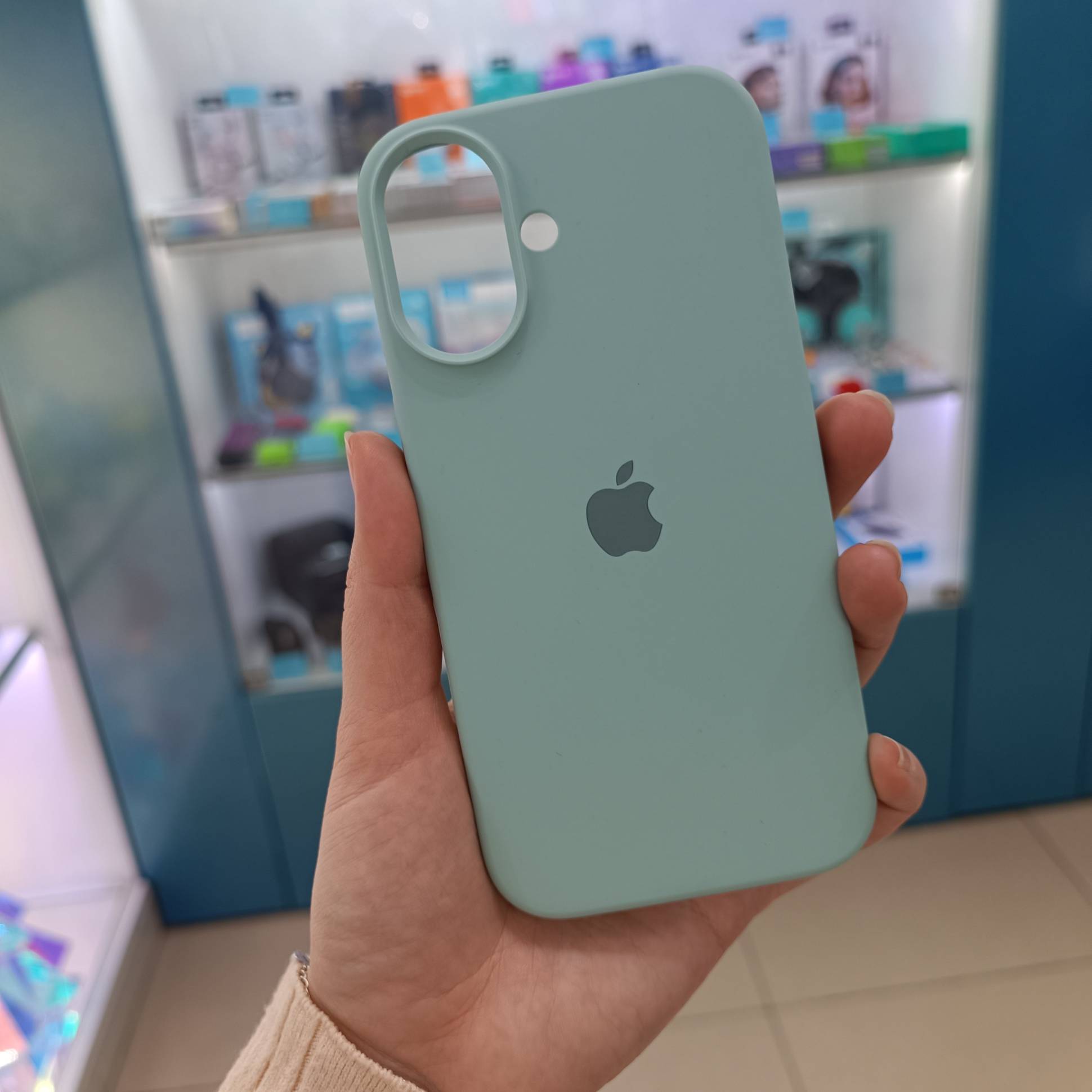 31027 iPhone 16 защитная крышка-чехол Silicone Case с логотипом