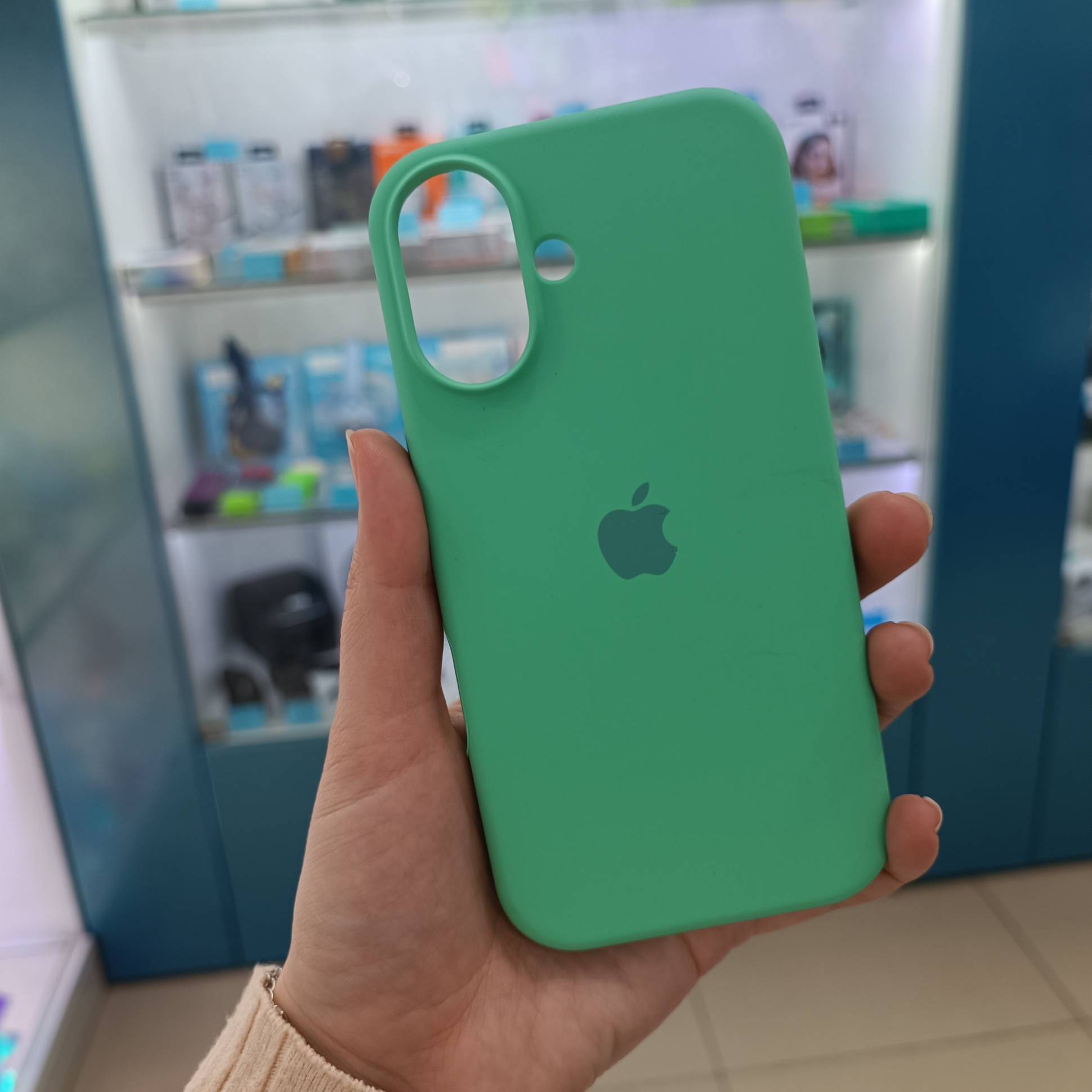 31027 iPhone 16 защитная крышка-чехол Silicone Case с логотипом