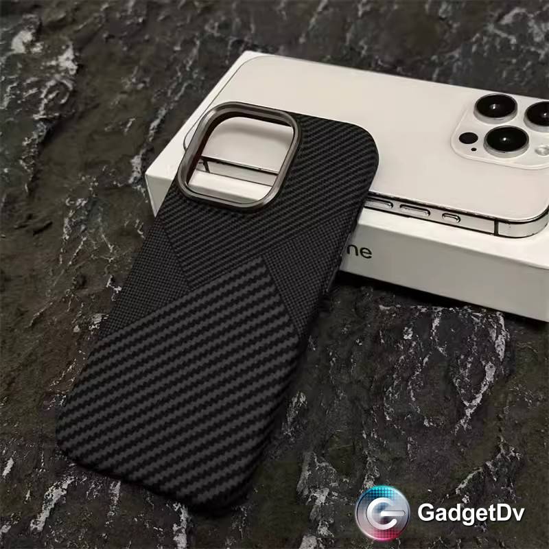 32098 iPhone 16Pro защитная крышка-чехол под карбон MagSafe